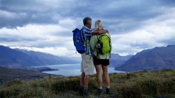 リマーカブルズ オタゴ ニュージーランドのトレッキング荒野を楽しむリュックサックで白人カップルを引退を愛する — ストック動画