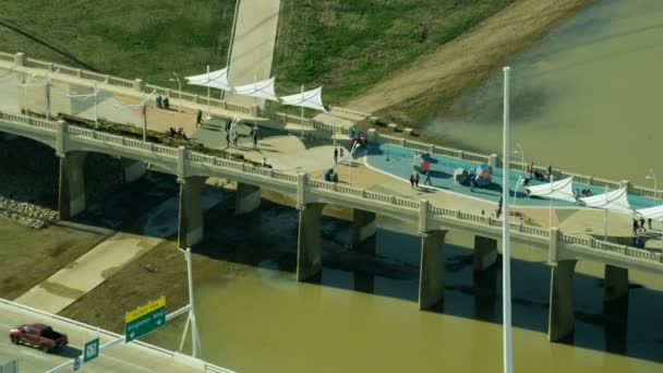 ダラスでは 2018 コンチネンタル橋トリニティ川観光の歩行公園の空撮高架高速道路ダウンタウン ダラス テキサス州 アメリカ — ストック動画