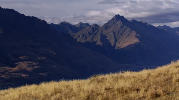 Vacker Utsikt Över Vildmarken Berg Och Molnig Himmel Remarkables Montera — Stockvideo