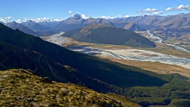 Dron Aéreo Excursionista Caucásica Celebrando Logro Objetivos Con Las Manos — Vídeos de Stock