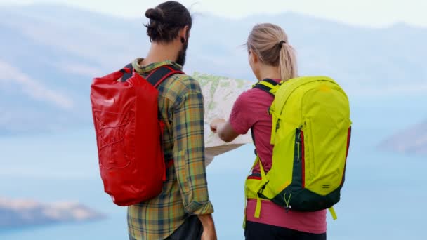 Aktive Kaukasische Abenteuerreisende Genießen Ihre Wander Und Planungstour Beim Lesen — Stockvideo