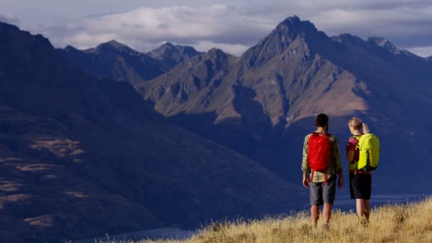 Jovens Caucasianos Aventura Pessoas Com Mochilas Caminhadas Deserto Remarkables Fjordland — Vídeo de Stock