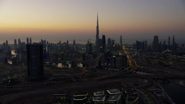 ドバイ クリーク ビジネス商業建設開発車高速道路アラブ首長国連邦のペルシャ湾の中東ドバイの夕暮れ空撮 — ストック動画