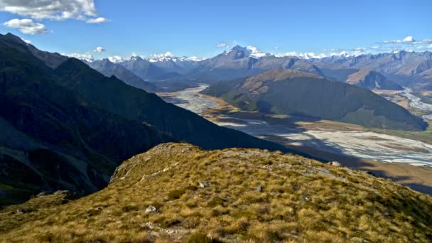 ニュージーランド南島の自然の中でハイキングを楽しむバックパックで若い白人アドベンチャー ハイカーの空中ドローン — ストック動画