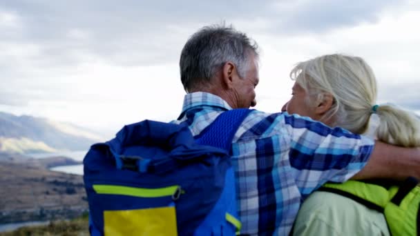 Liefdevolle Kaukasische Mannelijke Vrouwelijke Senior Reizigers Wandelen Samen Houden Geschikt — Stockvideo