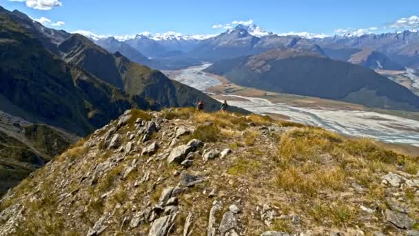 Luftdrohne Junger Kaukasischer Abenteuerreisender Beim Naturwandern Aufstrebenden Nationalpark Südinsel Neuseeland — Stockvideo