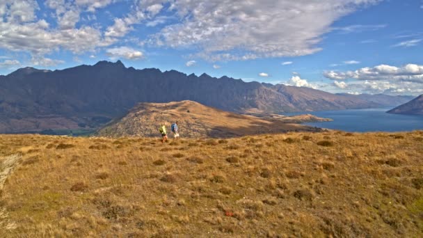 空中无人机适合成熟的白种夫妇与背囊徒步旅行 以保持健康的 Remarkables 奥塔哥新西兰 — 图库视频影像
