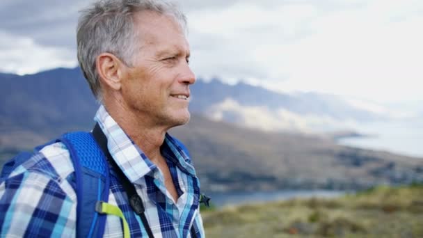 Homme Âgé Caucasien Bonne Santé Portant Des Vêtements Décontractés Trekking — Video