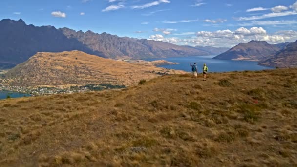 空中无人机视图的活跃的高级白种情侣享受退休远足户外 Remarkables 湖瓦卡蒂普新西兰 — 图库视频影像