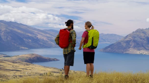 活跃的高加索男性和女性徒步旅行者户外享受探险远征在有抱负的奥塔哥新西兰 — 图库视频影像