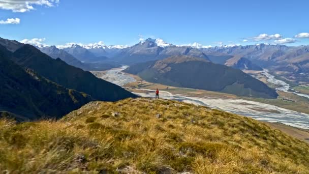 彼のハイキングの冒険遠征マウント アスパイア リング国立公園ニュージーランドで健康な白人男性の空中ドローン — ストック動画