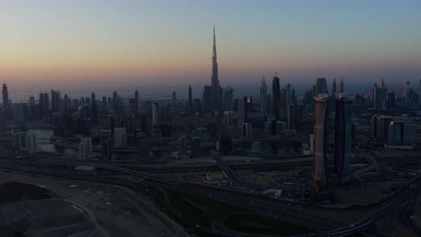 Luchtfoto Van Zonsondergang Dubai Creek Business Utiliteitsbouw Ontwikkeling Voertuig Snelweg — Stockvideo