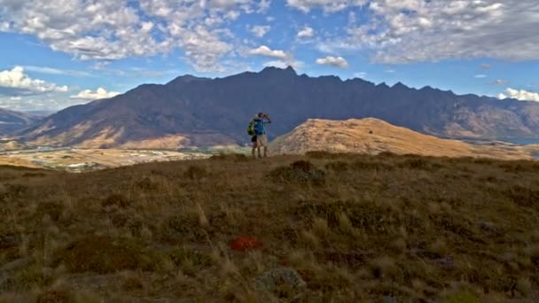 Aérea Ajuste Pareja Ancianos Caucásicos Disfrutando Jubilación Trekking Con Prismáticos — Vídeos de Stock