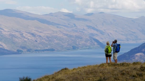 Aktive Kaukasische Seniorinnen Und Senioren Wandern Mit Ferngläsern Freien Aufstrebendem — Stockvideo