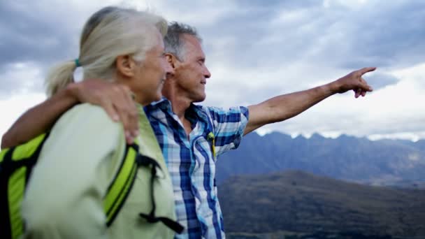 Felici Viaggiatori Caucasici Maschi Femmine Anziani Trekking Mantenersi Forma Mount — Video Stock