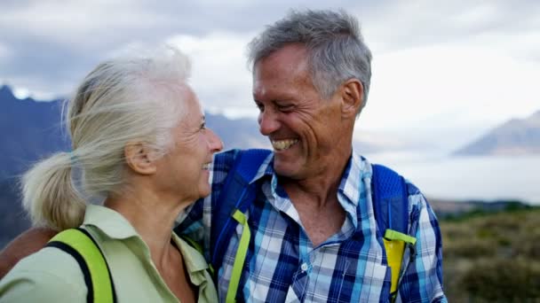 Amantes Caucásicos Hombres Mujeres Mayores Disfrutando Trekking Ocio Remarkables Lake — Vídeo de stock