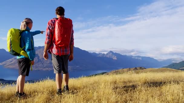 Giovani Viaggiatori Caucasici Avventura Maschio Femmina Escursionismo Pianificazione Escursione Remarkables — Video Stock