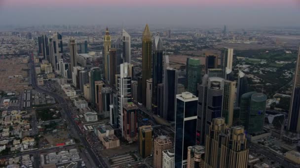 Aerial Sunset Stadsutsikt Sheikh Zayed Road Skyskrapor Metro Rail Kommersiella — Stockvideo