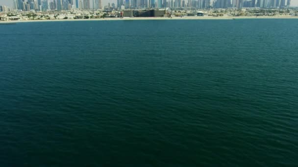 Aerial Avslöja Kustnära Strandlinjen Utsikt Över Burj Khalifa Och Staden — Stockvideo