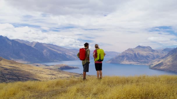 Junge Kaukasische Abenteurer Und Wanderinnen Mit Rucksäcken Genießen Das Trekking — Stockvideo