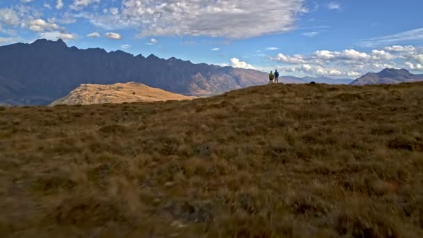 Drone Aéreo Ajuste Pareja Madura Caucásica Con Mochilas Trekking Para — Vídeo de stock