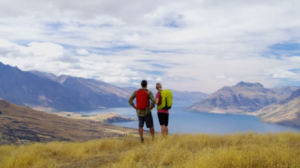 Caminhantes Caucasianos Saudáveis Sua Expedição Aventura Caminhadas Aspiring Lake Wakatipu — Vídeo de Stock