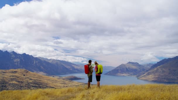 Jonge Kaukasische Adventure Wandelaars Het Dragen Van Casual Kleding Planning — Stockvideo