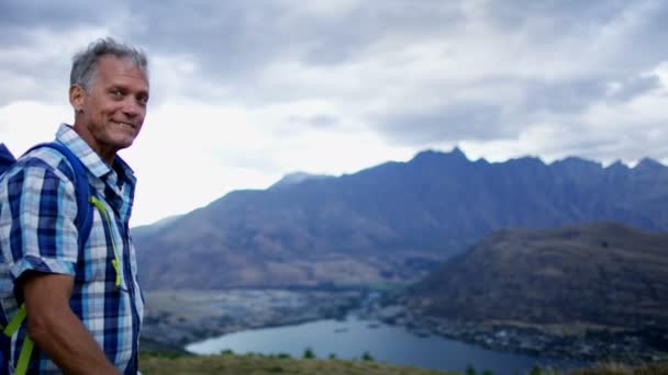 Olgun Beyaz Çift Sağlıklı Remarkables Hedefleyen Yeni Zelanda Tutmak Için — Stok video