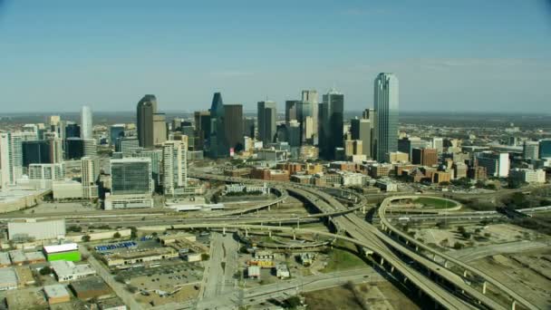 Dallas März 2018 Luftbild Finanzbezirk Metropole Hochhäuser Hochhaus Autobahn Verkehr — Stockvideo