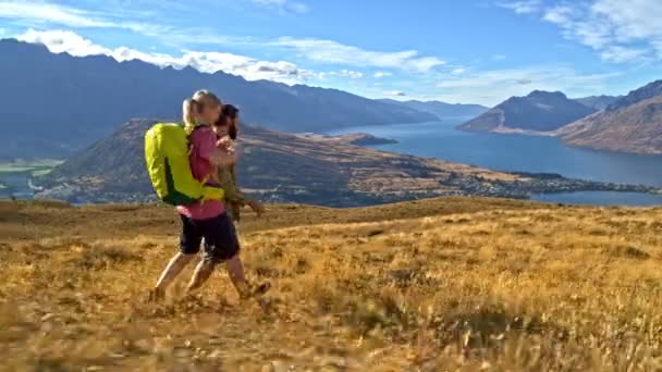 Letecká Dron Pohled Fit Mladý Bělošský Pár Venkovní Dovolenou Pěší — Stock video