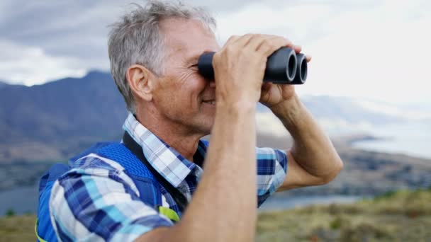 Passa Mogen Kaukasiska Hane Med Ryggsäck Trekking Titta Vildmarken Med — Stockvideo