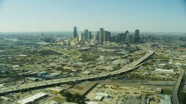 Widok Miasto Pojazdu Freeway Przedmieścia Mieszkalne Centrum Miejskie Wieżowce Dallas — Wideo stockowe