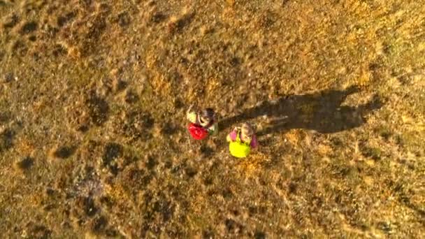 Drone Aéreo Ativa Aventura Caucasiana Saudável Masculino Feminino Trekking Deserto — Vídeo de Stock
