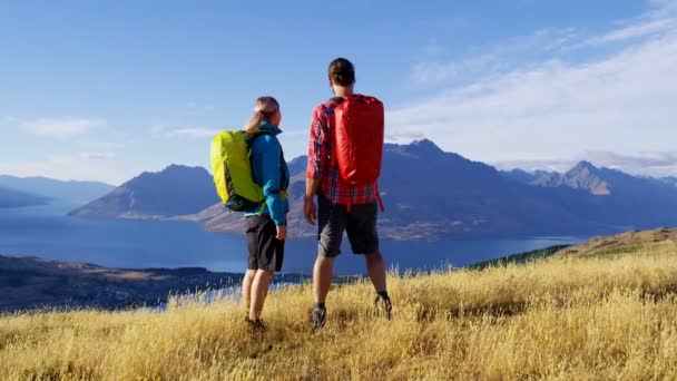 Jóvenes Senderistas Pareja Caucásicos Expedición Aventura Senderismo Parque Nacional Fjordland — Vídeo de stock