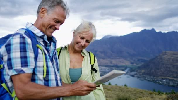 Aktywni Seniorzy Kaukaska Plecakami Zabawy Planowania Podróży Remarkables Jezioro Wakatipu — Wideo stockowe