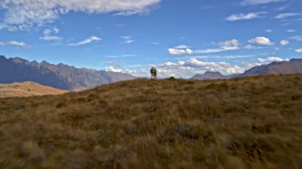 Drone Aereo Anziani Caucasici Attivi Che Indossano Abbigliamento Casual Escursioni — Video Stock