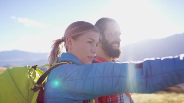 Joven Activa Feliz Caucásico Hombres Mujeres Excursionistas Aire Libre Mount — Vídeo de stock