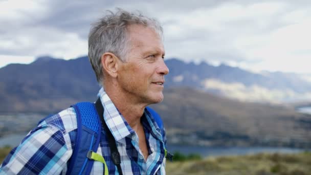 Confiante Feliz Caucasiano Viajante Sênior Sexo Masculino Desfrutando Paisagem Remarkables — Vídeo de Stock