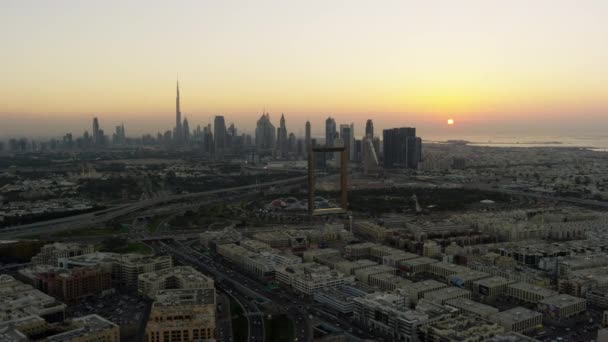 Luchtfoto Zonsondergang Stad Dubai Voorsteden Winkelgebied Moderne Voertuig Vervoer Snelweg — Stockvideo