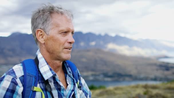 Glücklich Fit Kaukasischen Senior Mann Genießen Ruhestand Trekking Mit Ferngläsern — Stockvideo