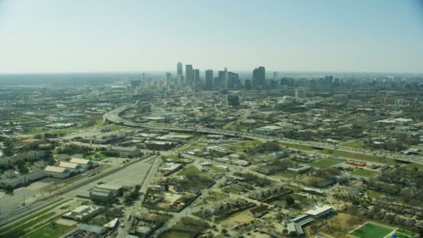 Vista Aérea Metropolitana Los Suburbios Residenciales Autopistas Vehículos Urbanos Rascacielos — Vídeo de stock