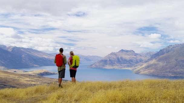 Fit Aventure Caucasienne Hommes Femmes Randonneurs Plein Air Dans Mont — Video