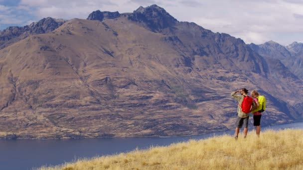 健康的白种人徒步旅行者背包在他们的徒步探险远征在有抱负的国家公园新西兰 — 图库视频影像