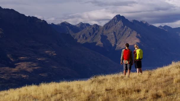 Mladý Aktivní Turisty Dobrodružství Kavkazských Trekking Udržovat Zdravé Remarkables Mount — Stock video