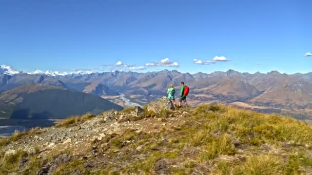 健康な白人冒険カップル トレッキング自然の山アスパイア リング国立公園ニュージーランド南島の空中ドローン — ストック動画