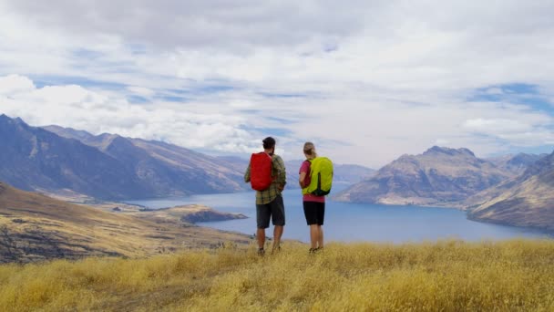 Giovani Attivi Caucasici Avventura Persone Trekking Natura Remarkables Aspiring South — Video Stock