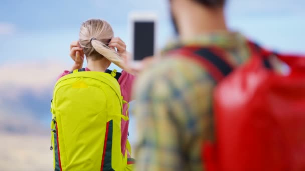 Kaukasiska Ung Kille Med Smartphone Teknik Tar Bild Sin Flickvän — Stockvideo