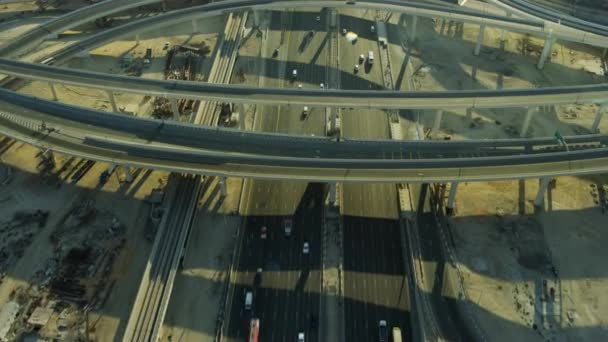 空中鸟瞰迪拜交界处交叉路口酋长扎耶德路摩天大楼沙漠交通架空道路迪拜地铁铁路运输阿联酋 — 图库视频影像