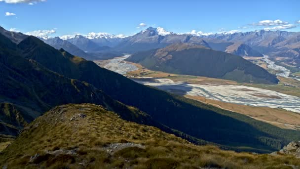 空中无人机的白种冒险女徒步旅行者庆祝在有抱负的新西兰山上取得成功 — 图库视频影像