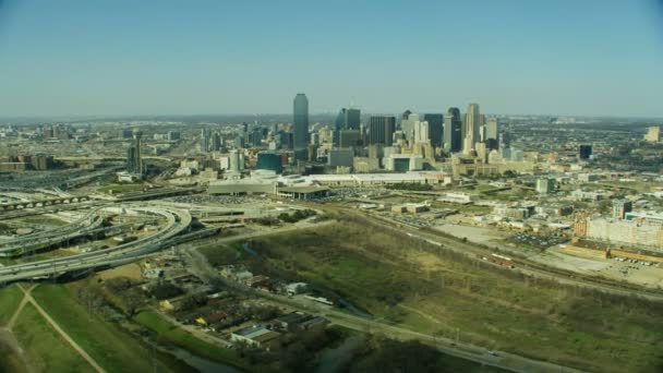 市中心城市摩天大楼的鸟瞰金融城区汽车高速公路郊区达拉斯得克萨斯州美国 — 图库视频影像